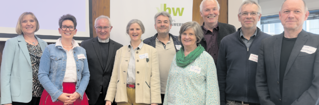 Der Vorstand und das neue Büro-Team des kbw mit Weihbischof Anton Leichtfried (v. r.): Robert Brunnbauer, Andreas Geiger, Johann Wimmer, Maria Mayer-Schwingenschlögl, Rainald Tippow, Veronika Prüller-Jagenteufel, Weihbischof Anton Leichtfried, Magdalena Steindl, Christine Dill (Christine Stanzl-Akansu fehlt am Foto). | Foto: Patricia Harant-Schagerl