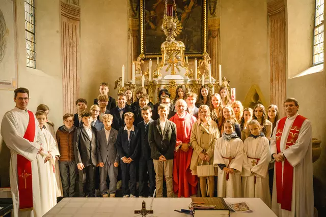 
St. Georgen. In einem feierlichen Gottesdienst spendete Bischofsvikar Pater Karl Schauer OSB Firmlingen das Sakrament. In seiner Predigt richtete er ermutigende Worte an die Firmlinge und betonte die Bedeutung von Glauben, Gemeinschaft und Verantwortung im christlichen Leben. 
 | Foto: Philipp Allmeier