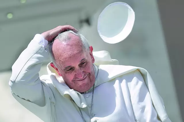 Ein Papst für Wind und Wetter. Franziskus schaffte es, Papst zu sein und er selbst zu bleiben.
 | Foto: St. Spaziani, D. M. Sabangan/APA 