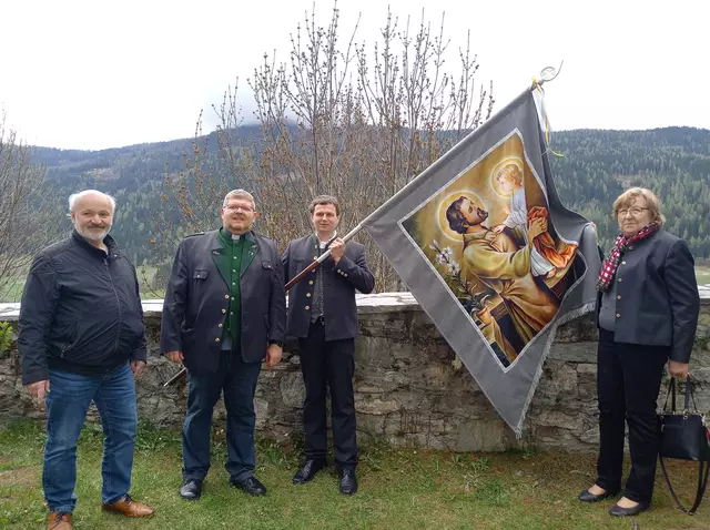 Die neue Fahne der Mesner Gemeinschaft ist nun Begleiter bei Treffen. | Foto: Mesnergemeinschaft