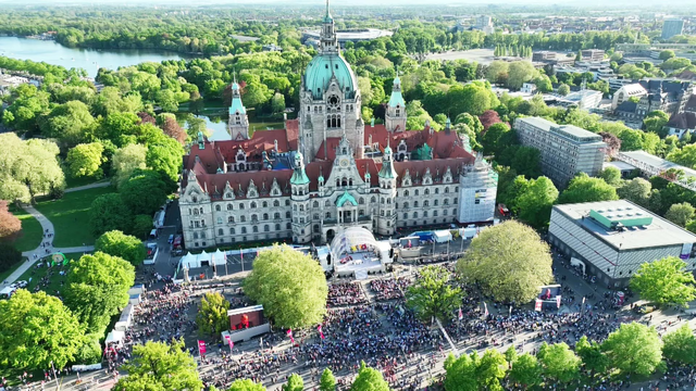 Vor großer Kulisse startete der Kirchentag 2025 in Hannover mit einem festlichen Auftaktgottesdienst.  | Foto: Tagesschau