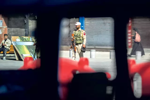 Ein Angehöriger der indischen Sicherheitskräfte steht auf einer Straße in Srinagar Wache, nachdem es zu einem Angriff auf Touristen in der Nähe von Pahalgam im Süden Kaschmirs gekommen war. 
 | Foto: REUTERS/Adnan Abidi/picturedesk