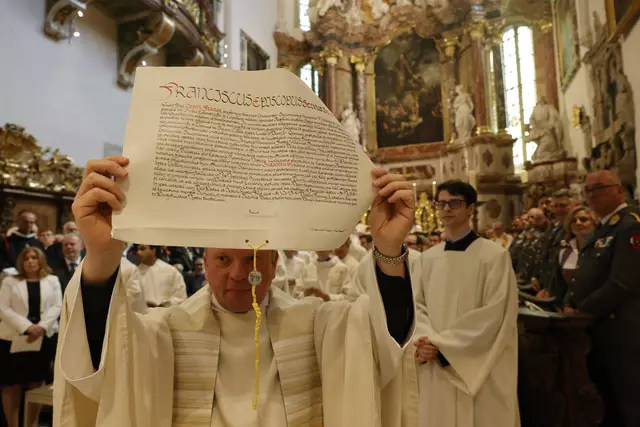 Offizial Dr. Gerhard Hörting zeigte vor der Weihe das Ernennungsschreiben | Foto: Neuhold