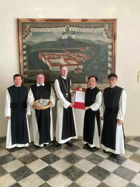Abt Philipp Helm (Mitte) übergab die Spenden an die vietnamesischen Mönche. | Foto: Feichtenhofer