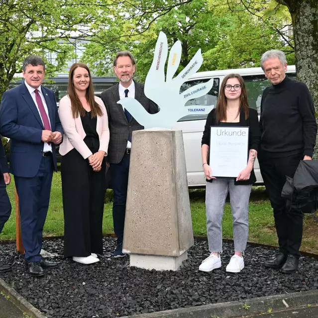 Bürgermeister Franz Jost, Lehrlingshaus-Leiterin Verena Thurner, Gerald L. Guschlbauer, Leonie Reinprecht und Leo Kuhn jun. (v. l.) mit dem neu errichteten Kuhn-Gugig-Denkmal bei der LBS Fürstenfeld. | Foto: Wolfgang Bendekovits