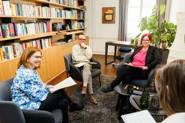 Die neuen Büroräume von Schulamt und Bildungsforum bei den Minoriten sind bewusst in die Ausstellungsräume des KULTUM hineinverschränkt. Kathrin Karloff, Walter Prügger und Martina Platter (l. Bild v. l.) erzählen im SONNTAGSBLATT-Interview, warum und wie.  | Foto: Gerd Neuhold / Sonntagsblatt für Steiermark