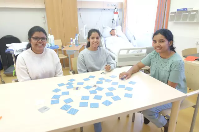 Die Frauen bekommen im „Skills Lab“ durch Praxisübungen mit Puppen mehr Sicherheit für den Umgang mit den Patienten. Eine Mentorin oder ein Mentor begleiten sie. Nach der Berufsanerkennung arbeiten sie als diplomierte Gesundheits- und Krankenpflegerinnen. | Foto: KH der Barmherzigen Brüder