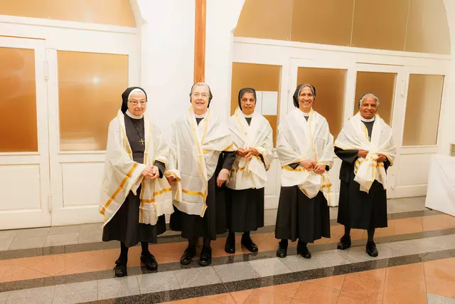Im Bild von links: Sr. Angelina Gölles (60 Jahre Profess), Sr. Petra Niedermayr (60 Jahre), Sr. Sales Panagadan, Sr. Rosilend Kangappadan und Sr. Elsbeth Kolapran (alle drei 50 Jahre) mit Schals aus Indien. | Foto: Gerd Neuhold/Sonntagsblatt