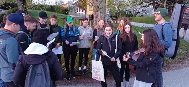 Emmausgang. Am Ostermontag werden jedes Jahr alle Firmlinge des Seelsorgeraumes zum Emmausgang eingeladen. Heuer haben sich die Jugendlichen in aller Früh auf den Weg zur Gersdorfbergkapelle gemacht. Die Stationen wurden von der KJ/LJ Pischelsdorf textlich und musikalisch sehr ansprechend gestaltet. | Foto: Pußwald