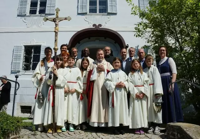 MinistrantInnen und VertreterInnen von Pfarre, Gemeinde und Diözese vor dem renovierten Pfarrhof. | Foto: Pfarre