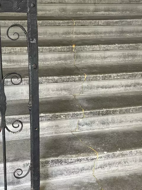 Die Sprünge über die ersten Stufen sind nunmehr vergoldet – als ob eine über die Jahrhunderte allmählich ein wenig auseinandertriftende Treppe mit Gold zu kleben wäre.  | Foto: Johannes Rauchengerger