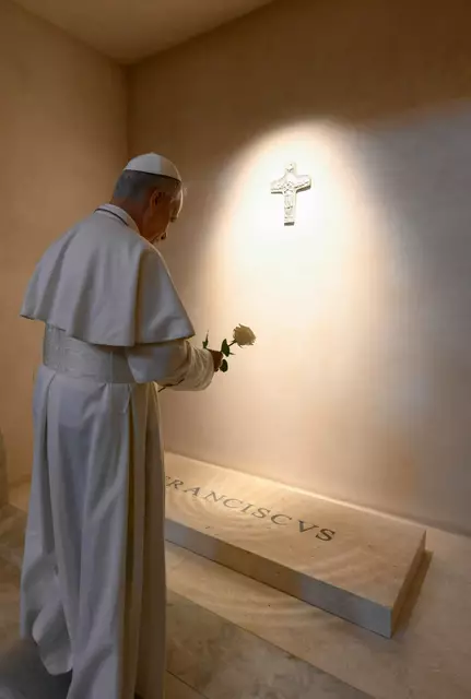 Papst Leo XIV. beim Grab von Papst Franziskus | Foto: Cristian Gennari/Romano Siciliani/KNA