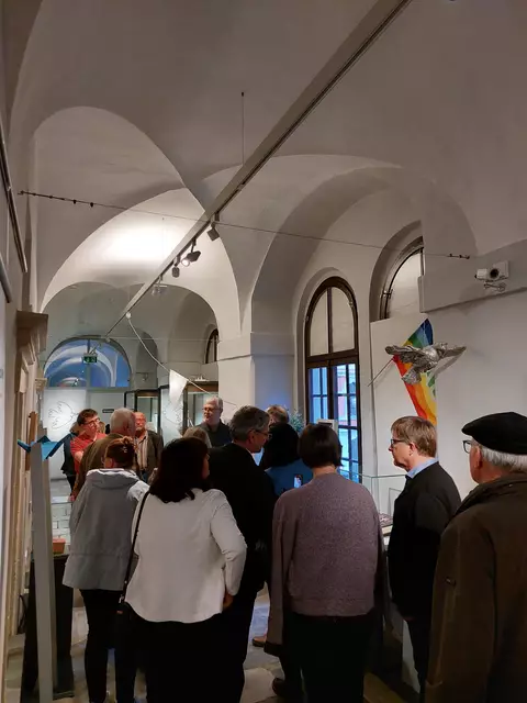 Führung durch die Ausstellung: Regenbogen und Taube (rechts im Bild) als Beispiele weltweit gültiger Symbole für Hoffnung und Frieden. | Foto: Diözesanmuseum/Zehentner