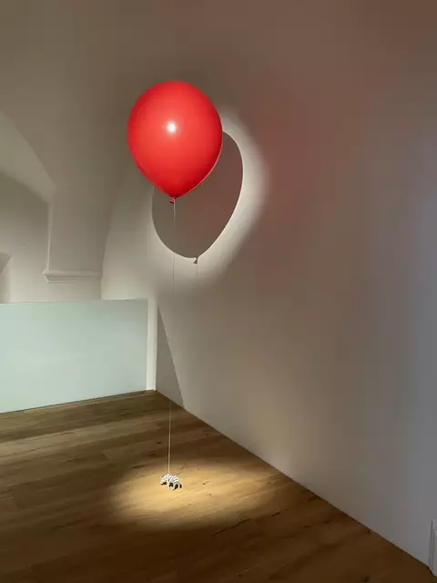 Ein roter Luftballon, der zart ein kleines Zebra führt, das am Boden grast, empfängt die Besucherinnen und Besucher: „SO WHAT?“ („Na und?“) ist seine freche Frage zu Beginn.  | Foto: Johannes Rauchengerger