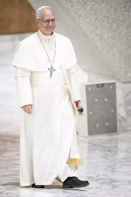 Papst Leo XIV. bei seiner Ankunft zu einem Treffen mit Vertretern der Medien am 12. Mai in der Audienzhalle im Vatikan. 
 | Foto: Cristian Gennari/Romano Siciliani/KNA