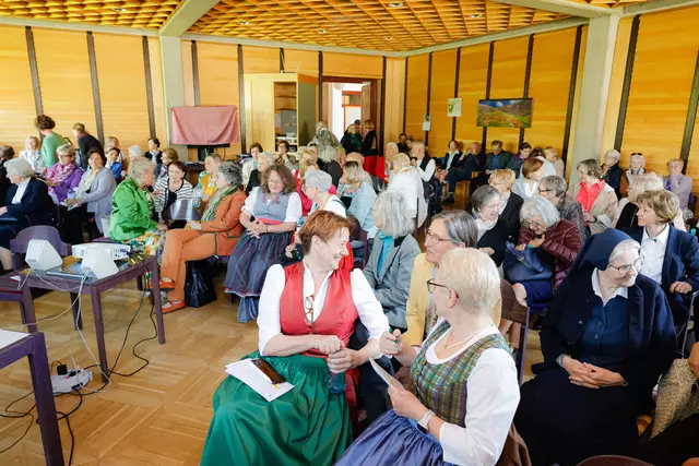 Beim Festakt zum 60-Jahr-Jubiläum des Luisenverbandes im Exerzitienhaus der Barmherzigen Schwestern in Graz ließen Elisabeth Rappold und Monika Wild (ganz vorne) Entwicklungen des Pflegeberufs Revue passieren. | Foto: Neuhold