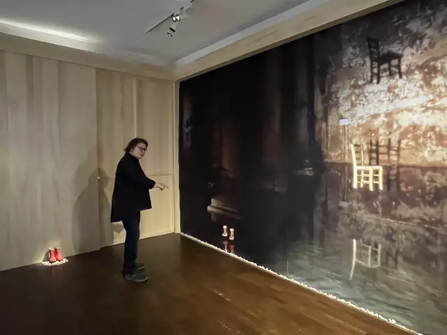 Eine Zisterne in Istanbul: Ein Paar roter Kinderstiefel steht im Wasser; es spiegelt sich wie der vergoldete Stuhl. Es sind die ersten Stiefel ihrer Tochter. An der Wand ist ihr Schatten zu sehen.  | Foto: Johannes Rauchengerger