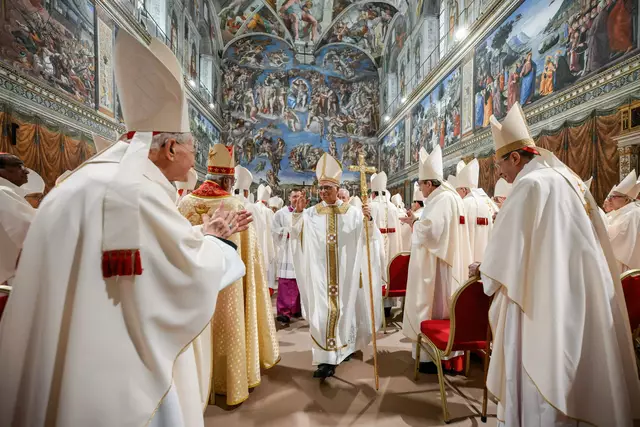 Papst Leo XIV. feierte die erste Messe seines Pontifikats in der Sixtinischen Kapelle zusammen mit den Kardinälen. Seine Predigt war ein Plädoyer für Mission, für ein Bezeugen des Glaubens auch in schwierigen Umfeldern.    | Foto:  Vatican Media/Romano Siciliani/KNA