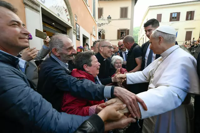 Der Papst trifft nach seiner Wahl auf Gläubige | Foto: Vatican Media/Romano Siciliani/KNA