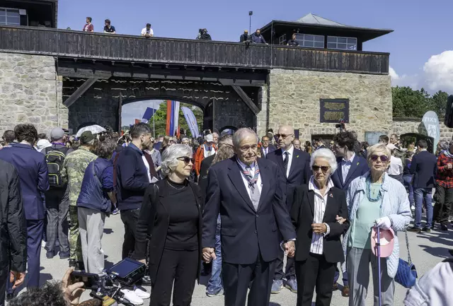 Geboren im KZ. An den Befreiungsfeiern teilgenommen haben auch Hana Berger-Moran (l.)und Mark Olsky aus den USA sowie Eva Clarke (r.) aus Großbritannien. In den letzten Kriegstagen wurden sie unter unvorstellbaren Bedingungen als Kinder von Zwangsarbeiterinnen im KZ geboren. Am 11. Mai 2025 kehrten sie als 80-Jährige wieder. | Foto:  Samuel Haijes
