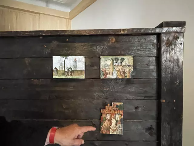 Postkarten mit Gemälden aus der Frührenaissance finden sich durchgängig in ihren Werken.  | Foto: Johannes Rauchengerger