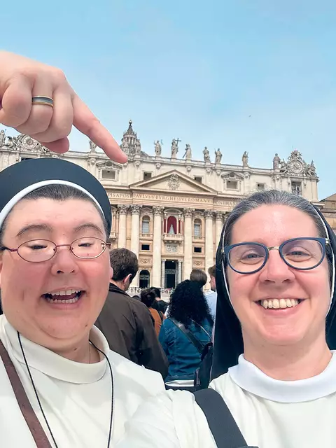 Mit einem fröhlichen Selfie feiern die aus Loiben stammende Priorin Sr. Franziska Madl (Bild re.) und eine Mitschwester die Papstwahl in Rom. | Foto: Foto: zVg