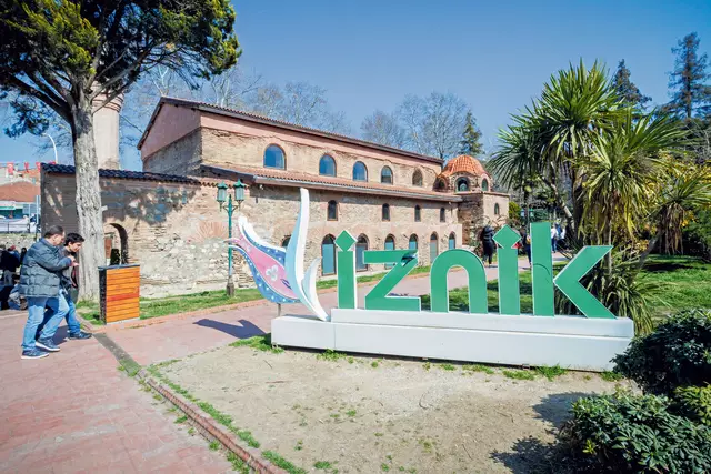 Schriftzug „Iznik“ vor der ehemaligen Hagia-Sophia Kirche in Iznik (Türkei).  | Foto: Andrea Krogmann/KNA
