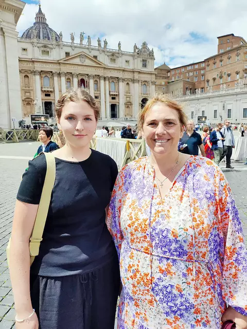 Zur Papstwahl vor Ort: Birgit und Susanne Strauhal aus Telfs (v.l.). Die Tage in Rom haben bei Susanne einen kräftigen Eindruck hinterlassen – vom Reichtum des Glaubens und der Vielfalt der Kirche.  | Foto: Strauhal
