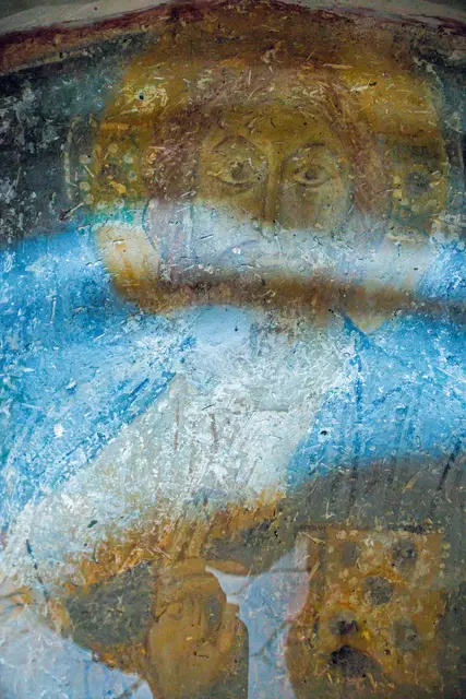 Oben: Überreste eines Christus-Freskos in der ehemaligen Hagia-Sophia-Kirche, heutige Moschee, am 8. März 2025. 
 | Foto: Andrea Krogmann/KNA