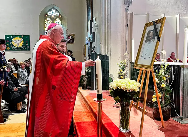 Bischof Ägidius entzündet im Eisenstädter Dom eine Kerze vor dem Bildnis des verstorbenen Papstes Franziskus.