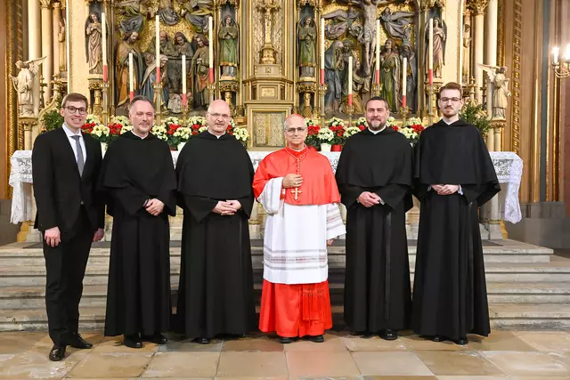 
1. November 2024: 675-Jahr-Jubiläum der Wiener Augustinerkirche. Von links: Peter Tiefengraber (Kirchenmusikdirektor von St. Augustin, aus Pinkafeld), P. Nikolaus Schachtner OSA (Prokurator), P. Matthias Schlögl OSA (Regionalvikar, Pfarrer von St . Augustin), Kardinal Robert Francis Prevost (jetzt Papst Leo XIV.), P. Dominic Sadrawetz OSA (Prior), Frater Johannes Schubert (Novize). 
 | Foto: kathbild.at / Franz Josef Rupprecht