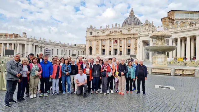 Auch eine Osttiroler Pilgergruppe war rechtzeitig zur Verkündigung des neuen Papstes in Rom.  | Foto: Troyer