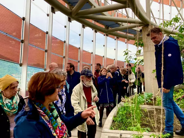 Der Klimaexperte Franz Prettenthaler (r.) führte 23 Interessierte durch den Dachgarten des Science Towers von Joanneum Research. Dort wachsen neben Olivenbäumen, Maracujas und Baumwolle 120 weitere Pflanzenarten Karloff | Foto: Kathrin Karloff