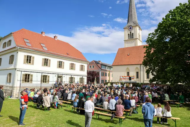 Der neue Pfarrhof (links) steht sinnbildlich für ein lebendiges Zentrum am Dobler Oberberg – offen für Begegnung, Gemeinschaft und Zukunft. Am 18. Mai wurde er von Weihbischof Johannes Freitag gesegnet. | Foto: Fürnschuß