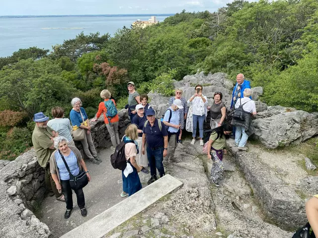 Vom Rainer-Maria-Rilke-Weg den phänomenalen Ausblick auf das Meer, die schroffe Felsküste und das Schloss Duino genießen.  | Foto: Klass