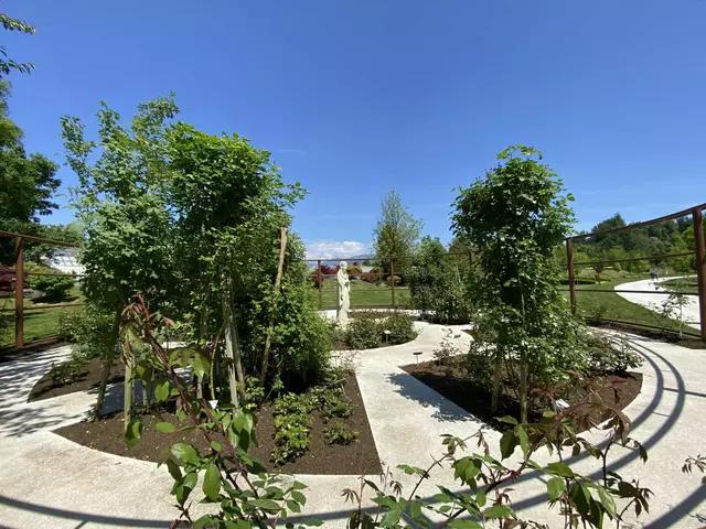 Päpstliche Rosen erhielt das Arboretum von Volčji Potok als Geschenk vom Vatikan. Sie sind rund um eine Marienstatue gepflanzt.  | Foto: Klass