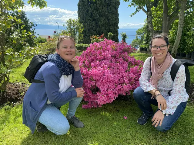 In den Amerikanischen Gärten in Opatija posieren (v. l.) Kordula Klass vom SONNTAGSBLATT und Gartenexpertin Petra Österreicher vor wunderschöner Kulisse. | Foto: Klass