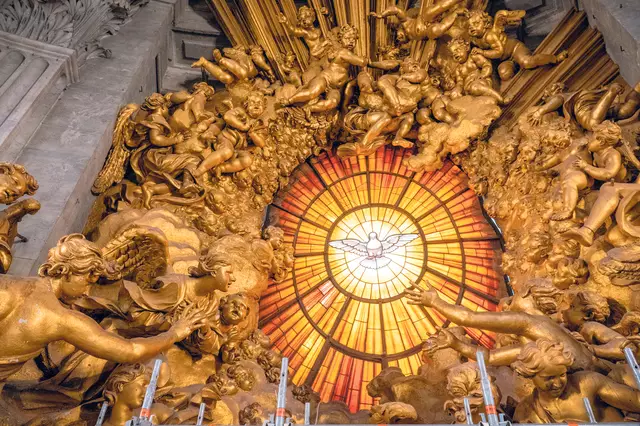 Fenster mit der Taube des Heiligen Geistes und Skulpturen des Künstlers Gian Lorenzo Bernini in der Apsis des Petersdoms im Vatikan.  | Foto: Paolo Galosi/Romano Siciliani/KNA