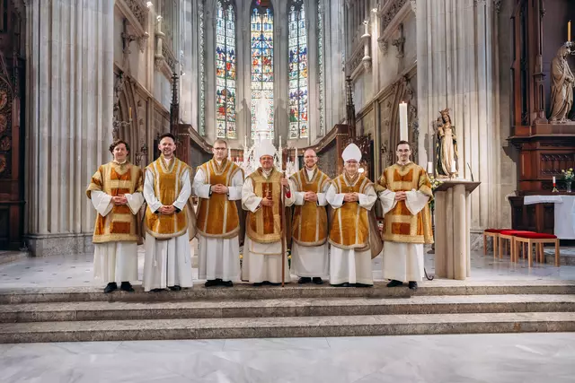 P. Josef Beer (3. v. r.) und P. Petrus Dreyhaupt (3. v. l)  | Foto: Draxl