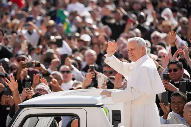 Tausende feierten die Messe zur Amtseinführung des neuen Papstes am Petersplatz mit. Als „berührendes Erlebnis“ beschrieb Erzbischof Franz Lackner den Gottesdienst. „Beten wir für seinen Petrus-Dienst und unsere Kirche“, rief Bischof Wilhelm Krautwaschl auf, der auch in Rom dabei war.  | Foto: KNA