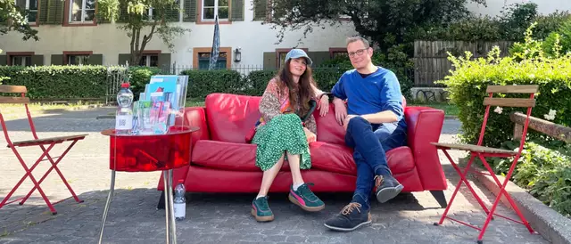 Das „Rote Sofa“ an der Rheinufer-Promenade in Basel lädt zum Verweilen ein.  | Foto: zVg RKK BS