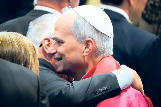 Eine herzliche Begegnung: Papst Leo XIV. umarmt seinen älteren Bruder, der zur Amtseinführung mit der US-Delegation nach Rom gereist war. | Foto: Lola Gomez/CNS photo/KNA