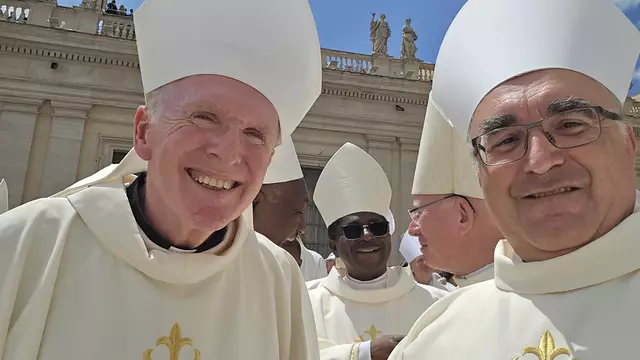 Der Grazer Diözesanbischof Wilhelm Krautwaschl zusammen mit Bischof Brendan Leahy von Limerick (Irland) bei der Amtseinführung von Papst Leo XIV. am Petersplatz in Rom.