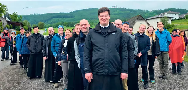 Gute Stimmung bei der Nachtwallfahrt – trotz schlechten Wetters –von Gleiss zur Basilika Sonntagberg. Daran nahmen auch junge Priester aus der Umgebung und Generalvikar Christoph Weiss teil. | Foto: Wolfgang Zarl