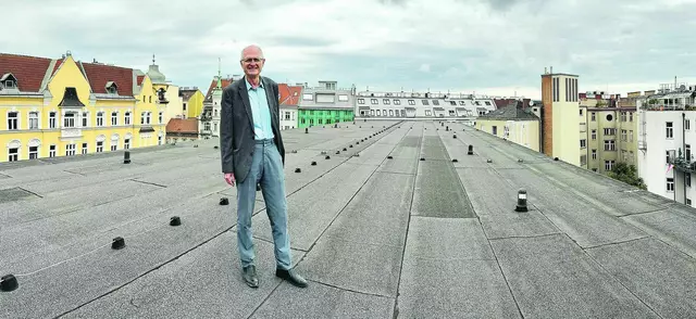 Auf dem flachen Kirchendach von St. Florian in Wien 4 entsteht eine Photovoltaik-Anlage. Umweltpfarrgemeinderat Wolfgang Zecha zeigt die Dimensionen.
 | Foto: Slouk