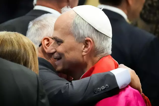 Papst Leo XIV. umarmt seinen älteren Bruder Louis Prevost. 

 | Foto: KNA