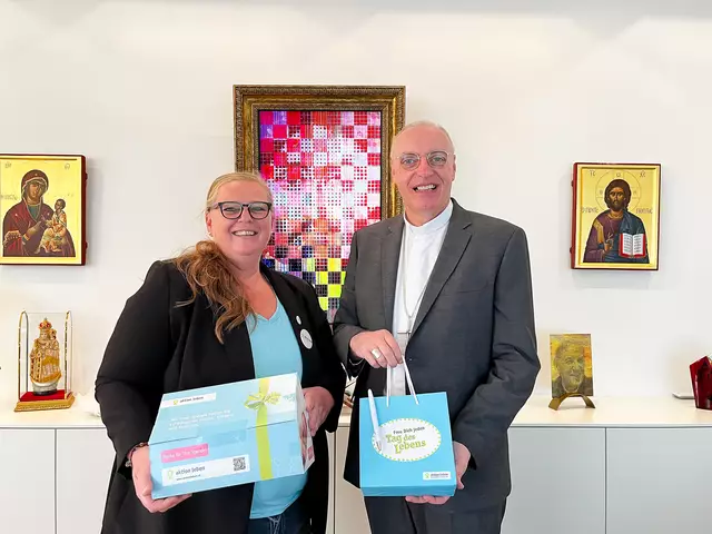 
Bischof Ägidius und Judith Schmidl präsentieren Materialien von aktion leben für den „Tag des Lebens“: ein Überraschungs-Sackerl sowie eine Spendenbox, die aktion leben neben kleinen Geschenken den beteiligten Pfarren zur Verfügung stellt.
 | Foto: Anneliese Rothleitner-Reinisch
