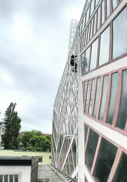 Über die Brandschutzleiter geht es hoch hinauf zum Ort der künftigen Photovoltaik-Anlage.

 | Foto: Slouk