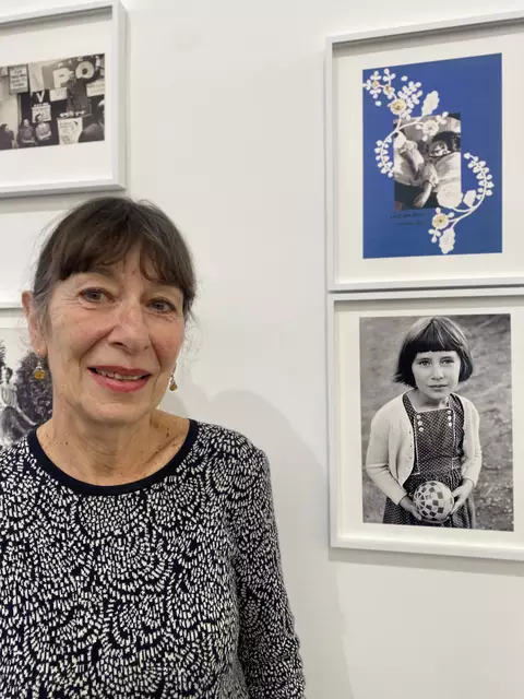Gerti Deutschs Tochter Amanda Hopkinson vor einem Porträt von sich als Kind.  | Foto: Kaltenhauser
