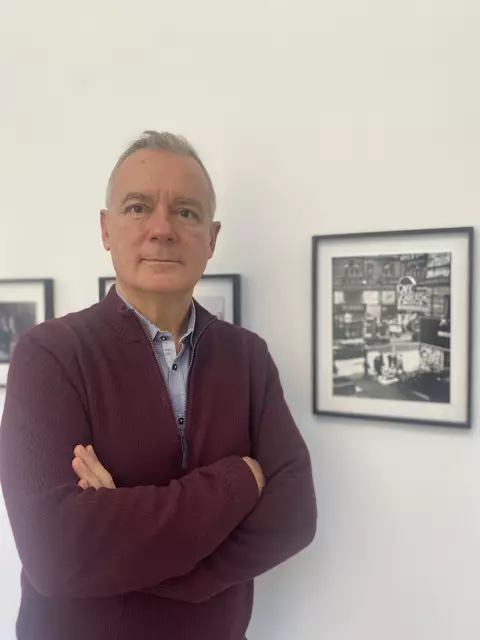 Ilija Trojanow verfasste eine poetische Hör-Bild-Installation zu zwölf Bildern der Ausstellung.  | Foto: Kaltenhauser